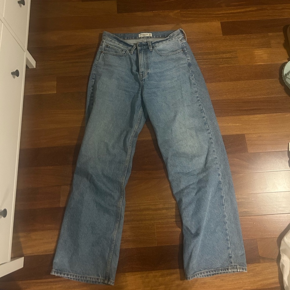 Abercrombie Women’s Size 28 (6) slouchy mid rise jeans